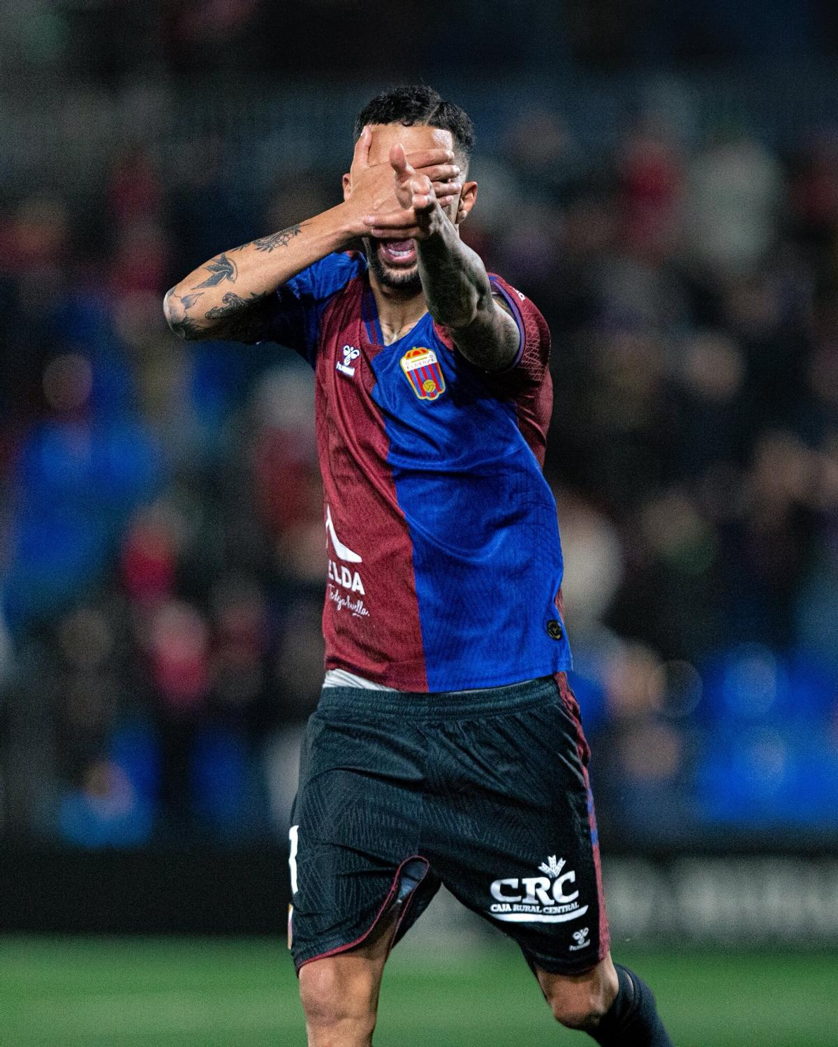 Hamza Bellari, autor del primer gol, celebra su tanto.