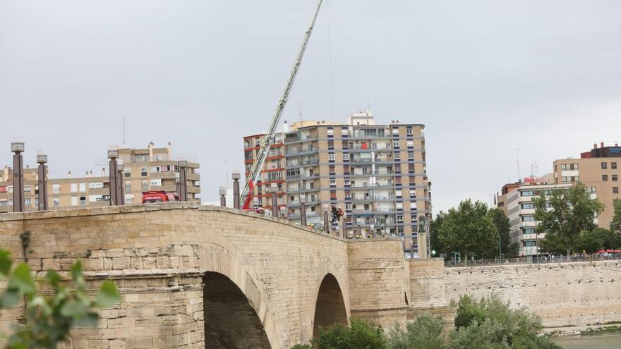 El puente de Piedra de Zaragoza, cortado por el rescate de un hombre en el Ebro