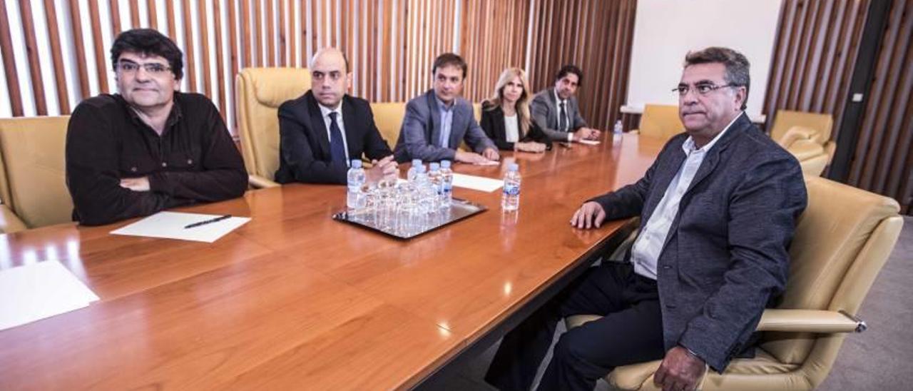 El empresario Enrique Ortiz, junto a los líderes del tripartito, durante una reunión en el Ayuntamiento celebrada hace un año.