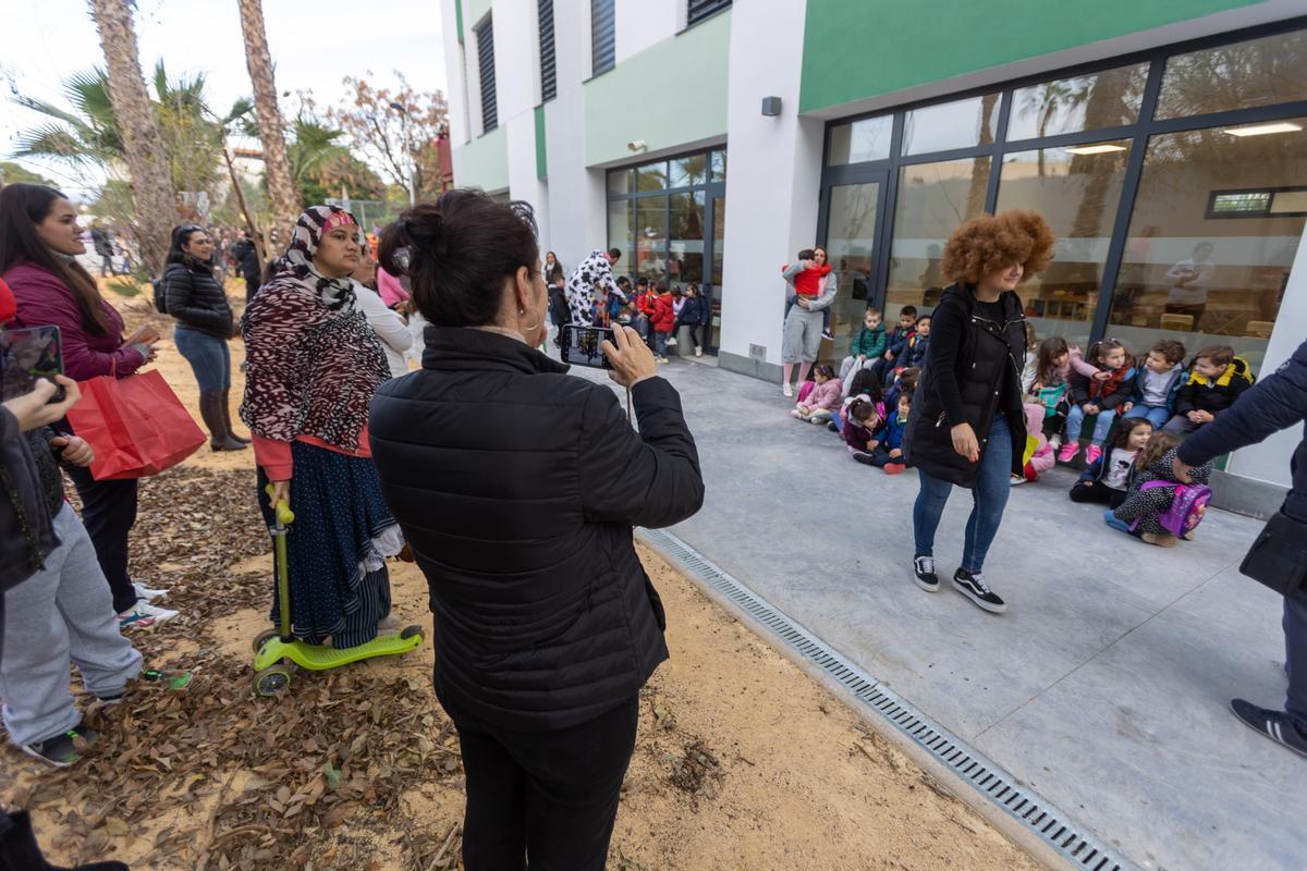 Varias madres inmortalizan el primer día de clase en el nuevo colegio.