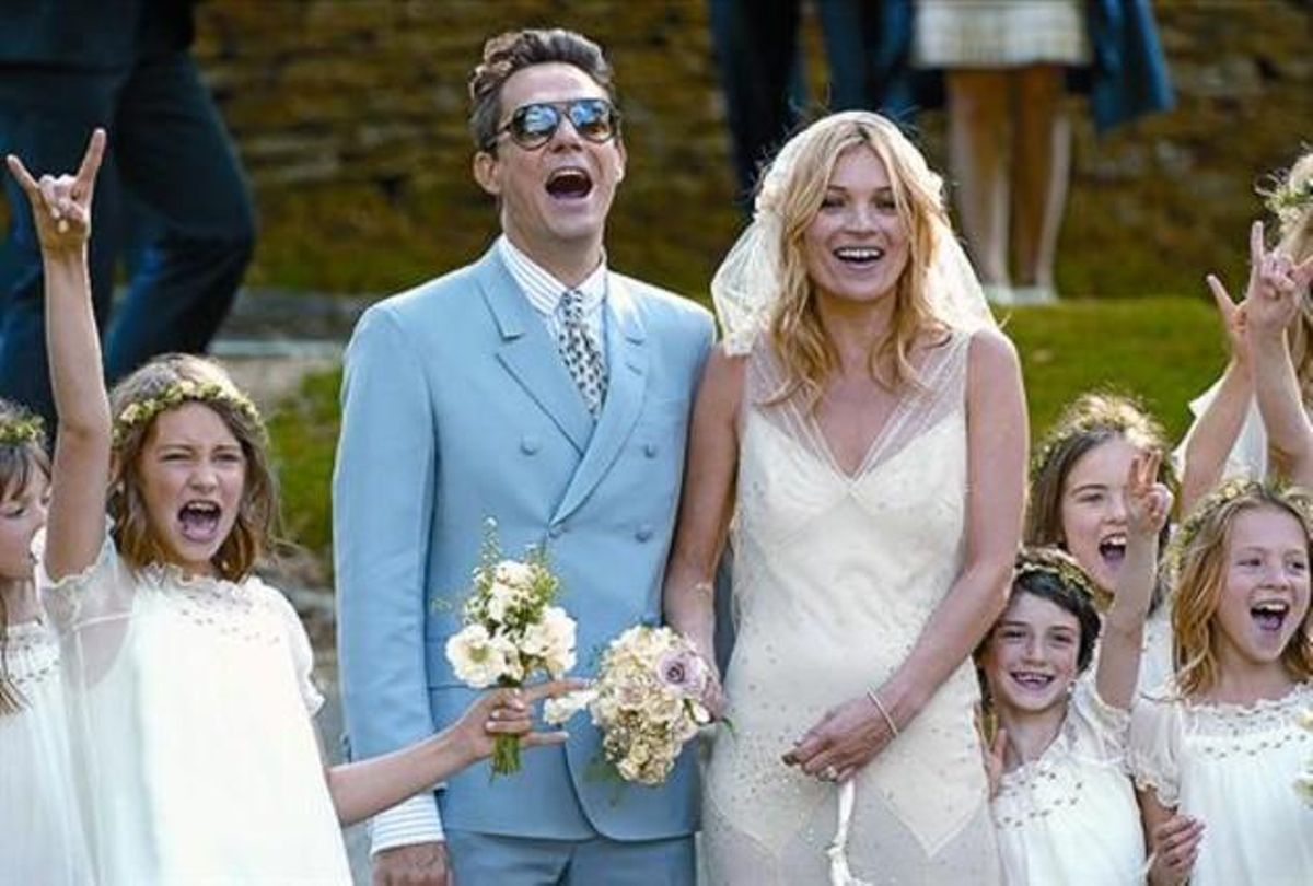 Jamie Hince i Kate Moss, després de passar per l’altar, envoltats de dames d’honor, ahir a Southrop.