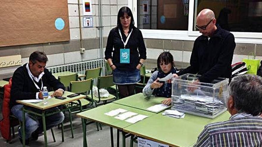 Electors i membres d&#039;una mesa a l&#039;escola pública Alfons I de Puigcerdà durant una jornada de votacions