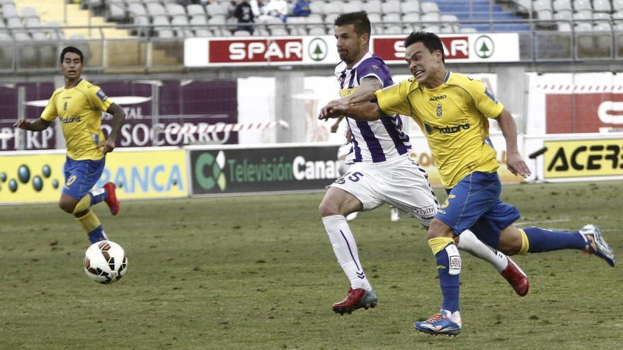 Chus Herrero intenta frenar la internada de Roque Mesa en una acció del partit d´ahir.