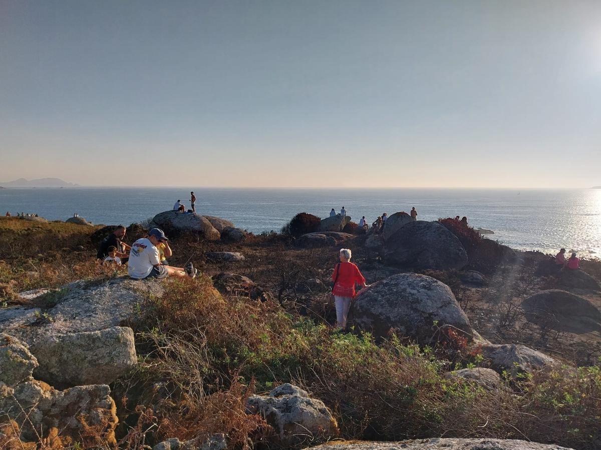 Vecinos y visitantes en Cabo Udra para el eclipse solar. Vecinos y visitantes en Cabo Udra para el eclipse solar.