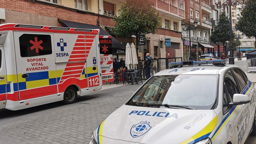 Fallece el cliente de un bar de Oviedo tras sufrir un infarto