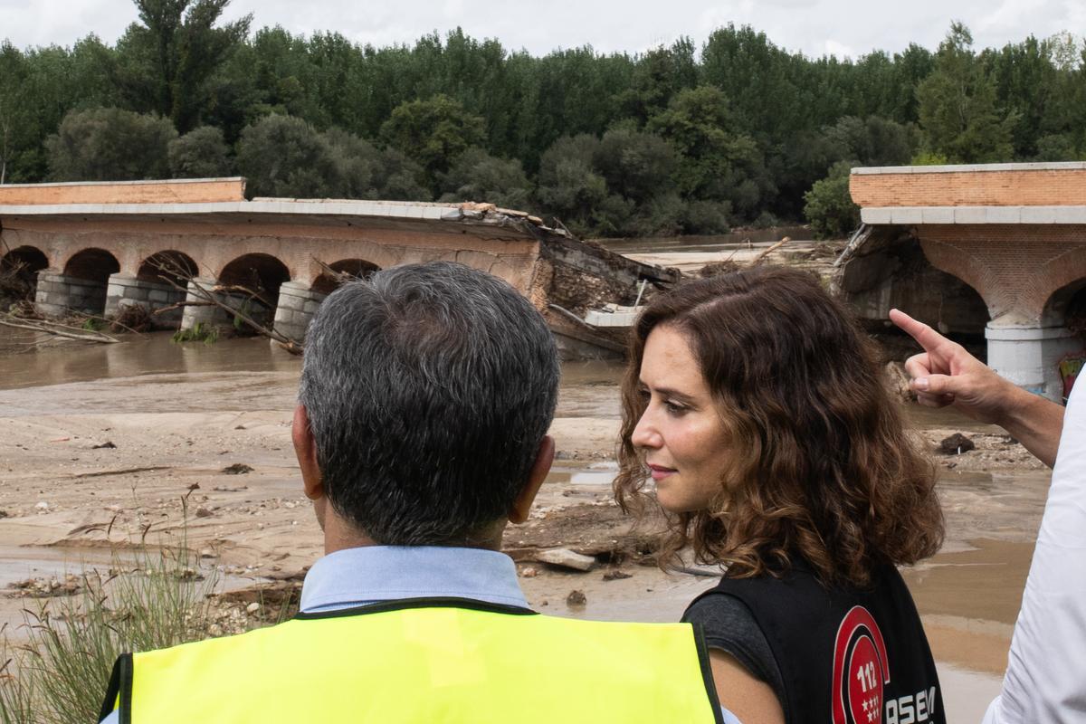 La presidenta de la Comunidad de Madrid, Isabel Díaz Ayuso (d), durante una visita al municipio de Aldea del Fresno, uno de los más afectados por la depresión aislada en niveles altos (DANA), a 4 de septiembre de 2023, en Aldea del Fresno, Madrid (España).