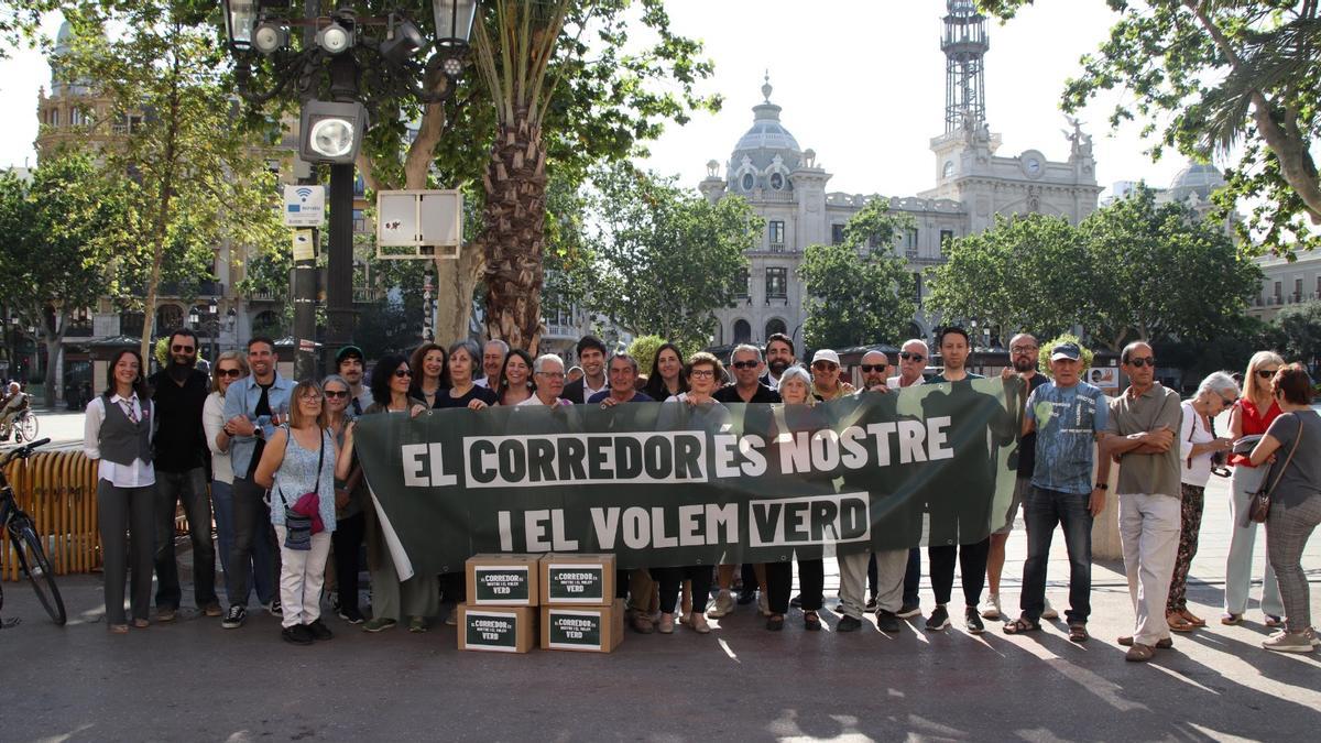 Concentración por el corredor verde a las puertas del ayuntamiento.
