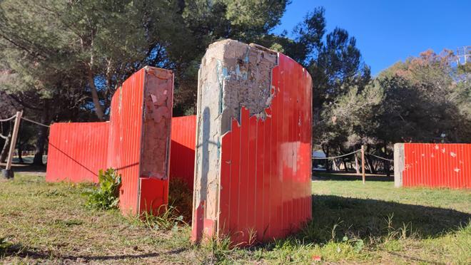 'Bajo el Sol': Una obra de arte abandonada en el Pinar del Grau de Castelló