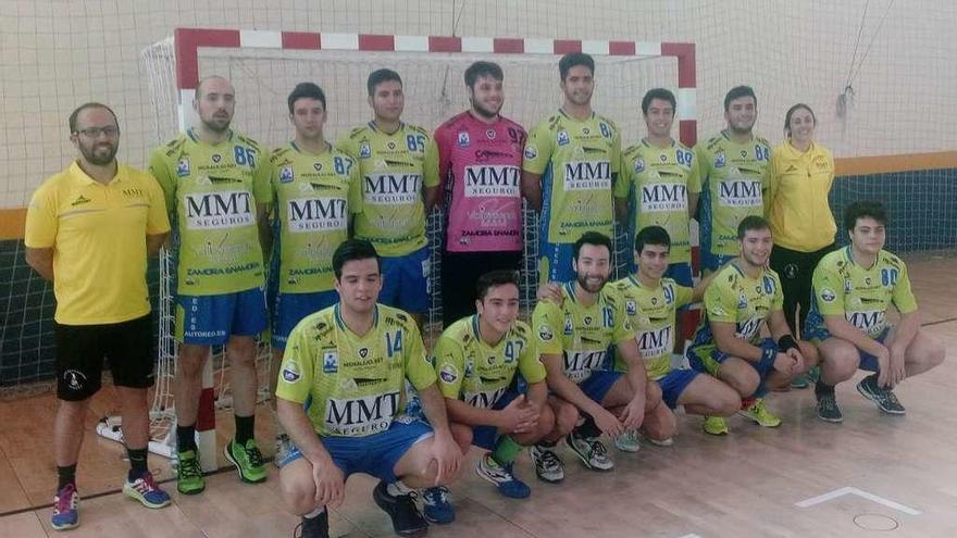 Los jugadores del Moralejo Selección posan tras ganar el partido de ayer en el Ángel Nieto.