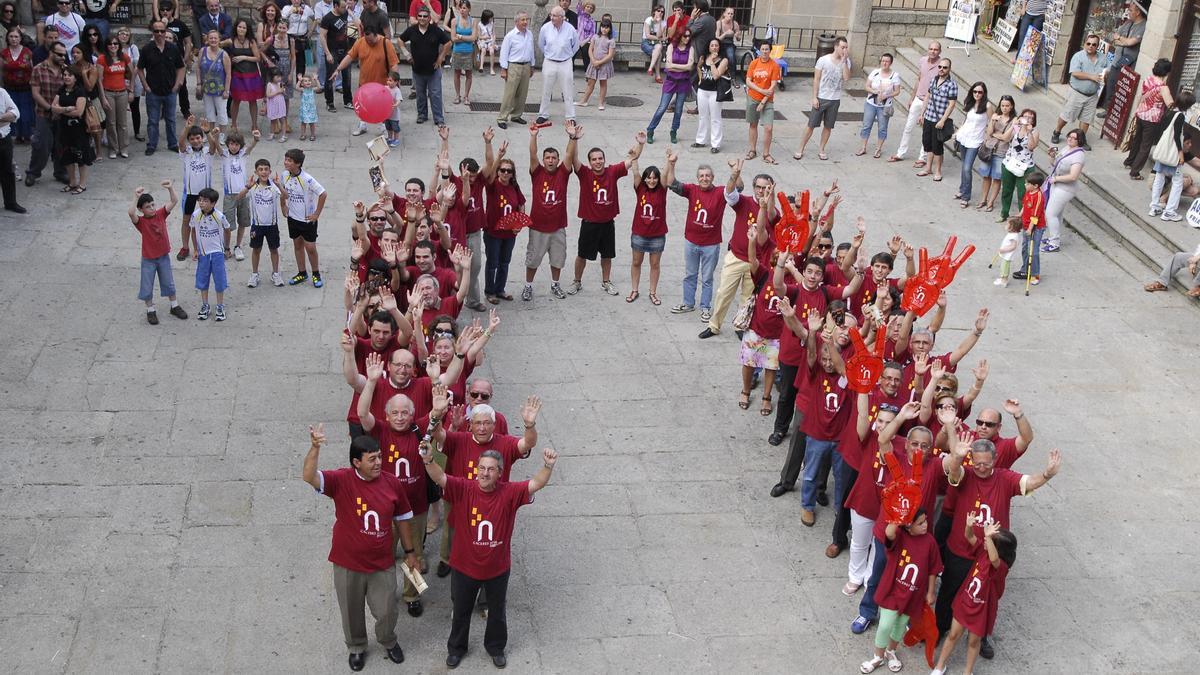 Foto de los voluntarios participantes en la candidatura de Cáceres a Capital Cultural Europea, en San Jorge.