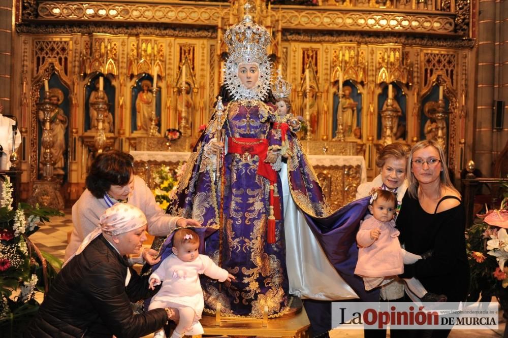 Bajo el manto de la Virgen