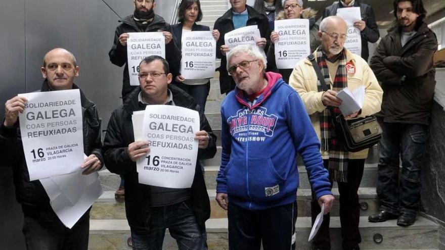 Representantes de los colectivos convocantes de la concentración en la Plaza de Galicia. // Noé Parga