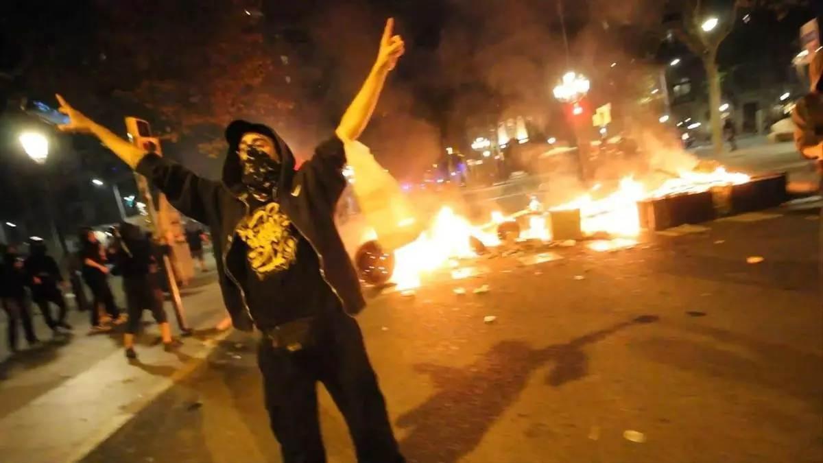 Un fotograma del documental ‘Ícaro: la setmana en flames’