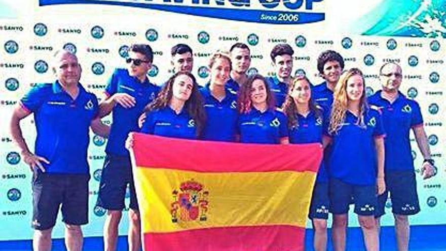 La selección española posa en la playa nipona.