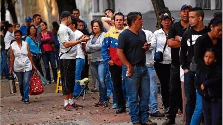 Milers de veneçolans feien cua per poder votar.
