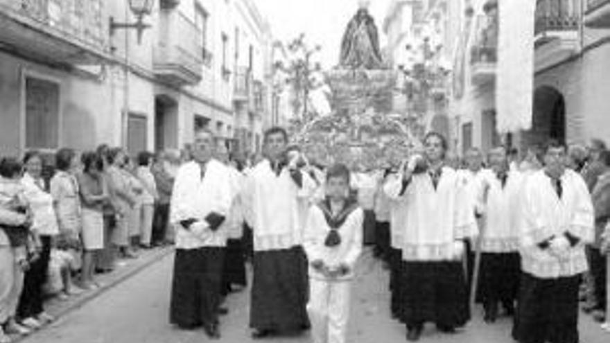 CIENTOS DE FIELES ARROPAN A SANTA QUITERIA DURANTE LA PROCESIÓN