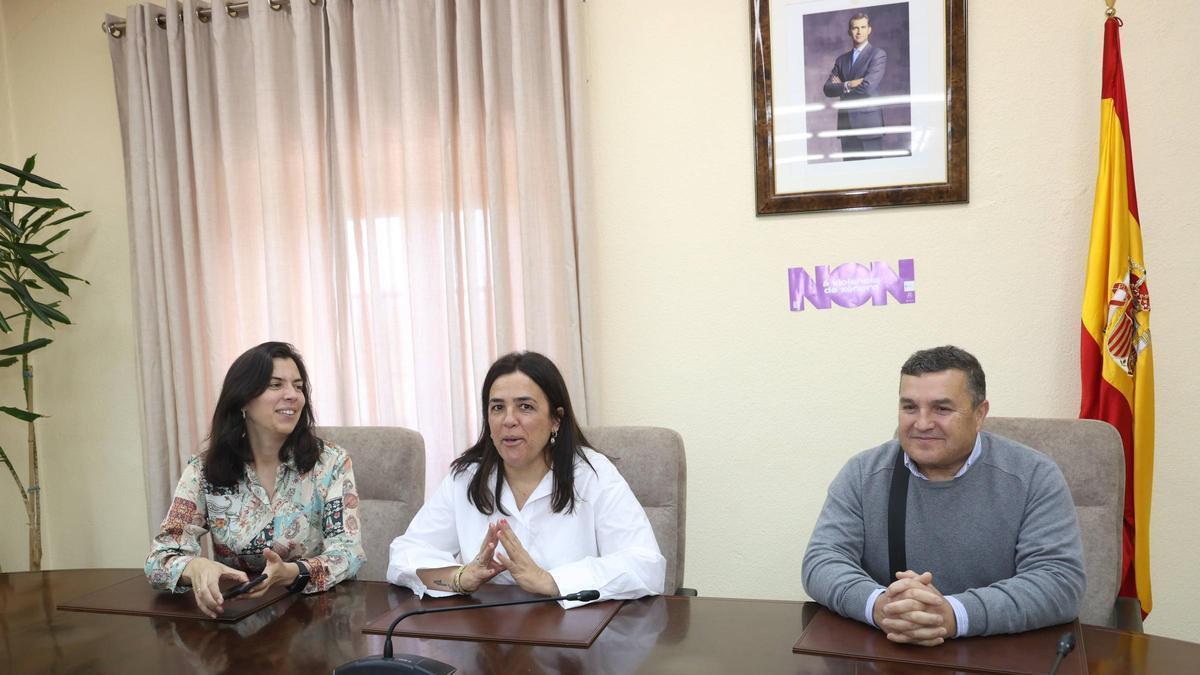 La edil Araceli Maquieira, la alcaldesa Marta Giráldez y el cocinero Paco Caneda.