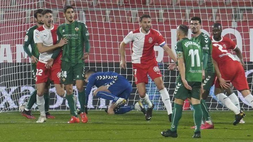 Un Castellón endeble regala dos goles que le condenan en Girona (2-1)