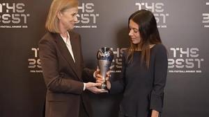 Aitana recibe el premio The Best en Barcelona, donde se sigue recuperando de su operación