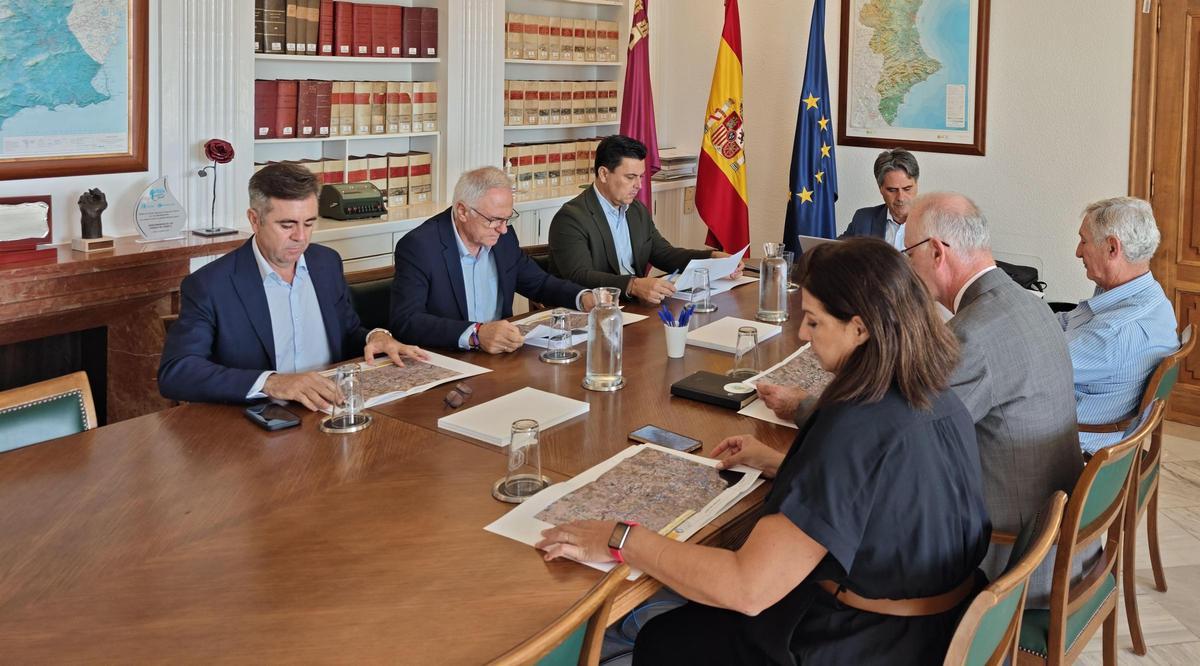 Juan Cascales, presidente de la MCT, ha mantenido una reunión con los alcaldes y representantes municipales de las localidades afectadas