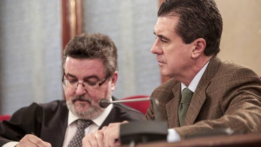 Jaume Matas, derecha, y su abogado Miquel Arbona