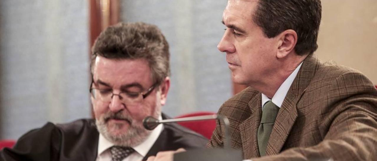 Jaume Matas, derecha, y su abogado Miquel Arbona