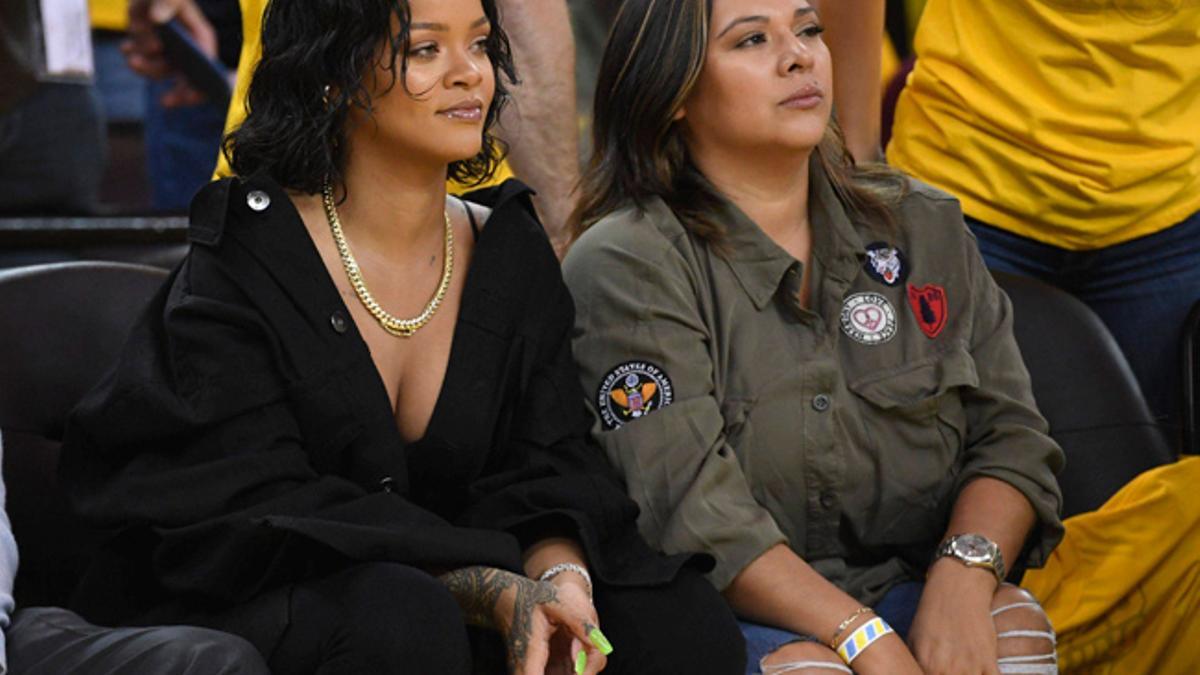 Rihanna a pie de pista viendo el primer partido Cavaliers- Warriors