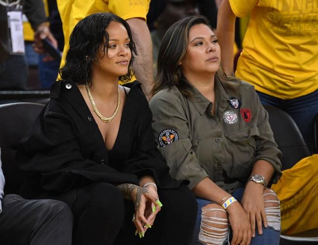 Rihanna a pie de pista viendo el primer partido Cavaliers- Warriors