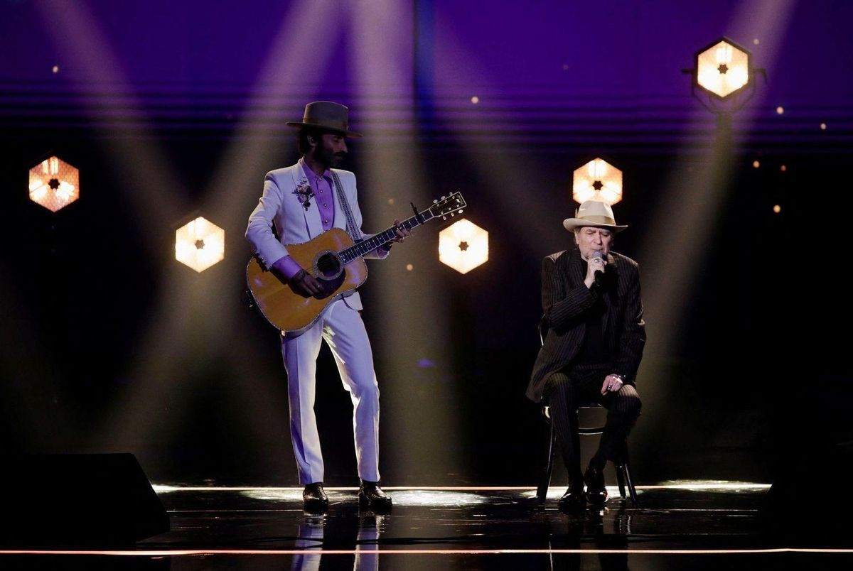 Sabina y Leiva interpretan Tan joven y tan viejo en la gala de los Goya