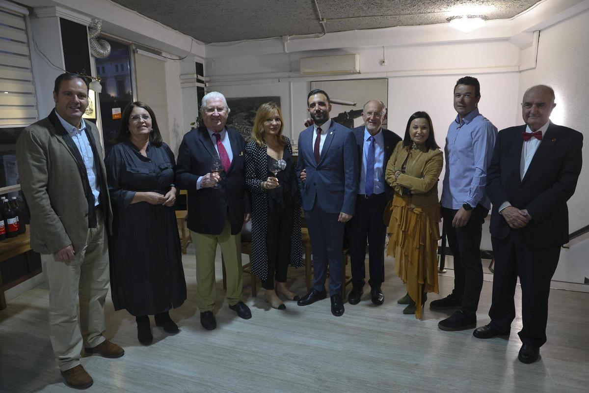 Autoridades e invitados junto al presidente de la sociedad.