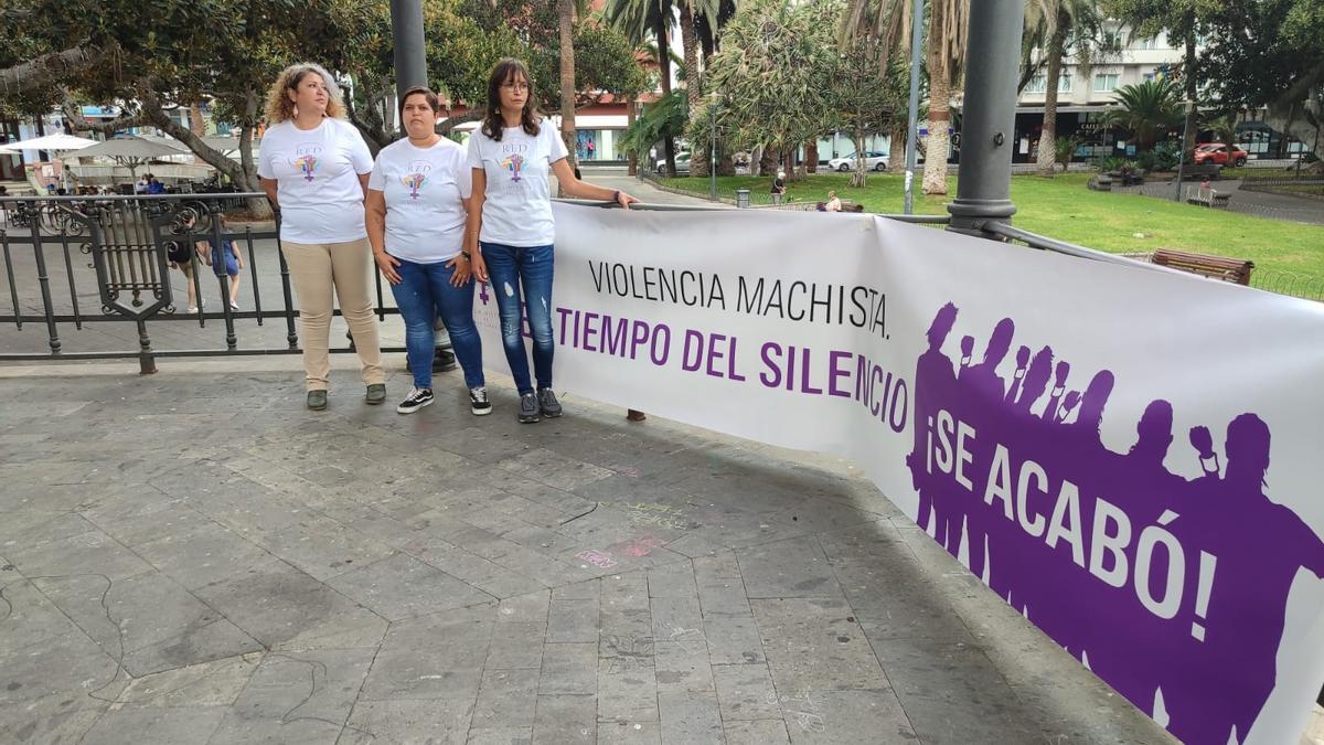Portavoces de la Red Feminista de Gran Canaria durante la convocatoria a la manifestación por el 25-N, en el parque San Telmo.