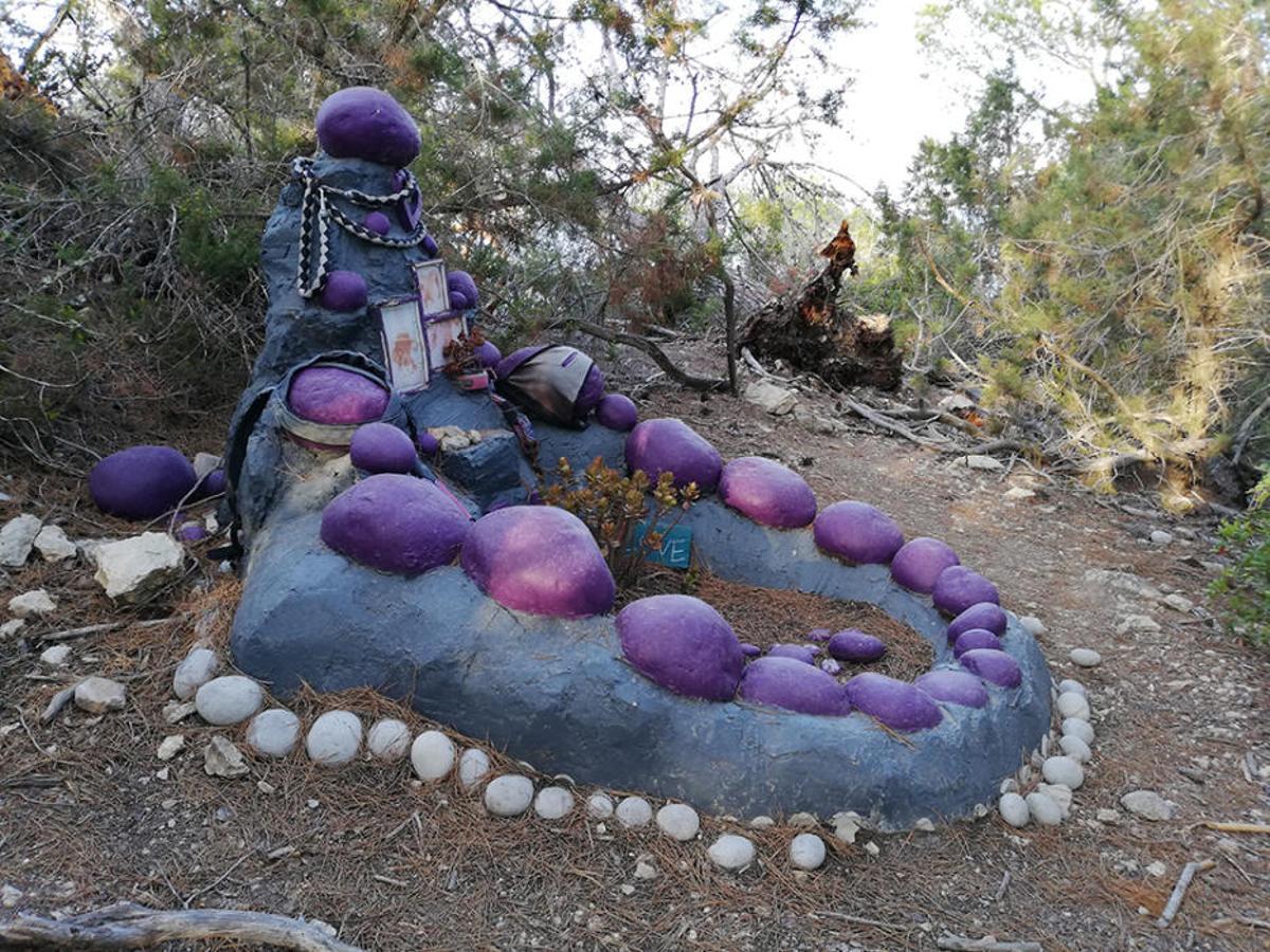 Algunas de las tumbas caninas que existen en sa Talaia de Sant Antoni.