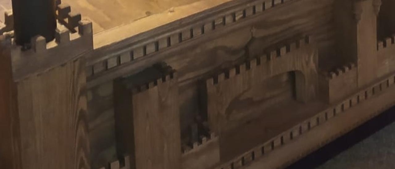 Detalle de un lateral de las nuevas andas bendecidas hoy para el Cristo del Refugio.