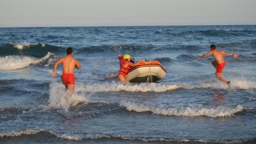 Rescatan a una familia en una playa de Águilas porque no podían salir del agua