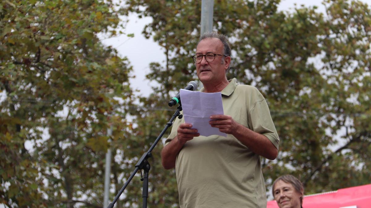 Pla mitjà del vocal de la junta d&#039;Òmnium Xavier Antich fent un discurs a la plaça Cinc d&#039;Oros en el marc de l&#039;acte polític de la Plataforma 3 d&#039;octubre. Imatge del 3 d&#039;octubre de 2021. (Horitzontal).