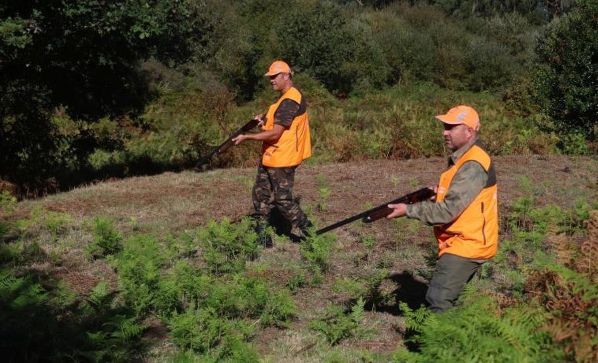 Aficionados, en busca de piezas, en montes de Couso, en Curro (Barro)