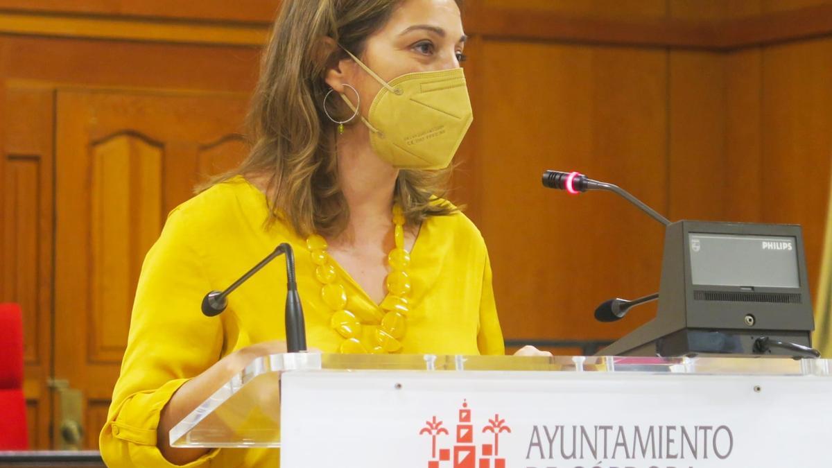 La portavoz socialista en el Ayuntamiento de Córdoba, Isabel Ambrosio, durante la rueda de prensa.
