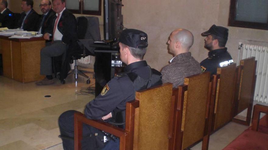 El procesado, de 37 años, condenado a ocho años por pegar fuego a dos pisos en El Toro, durante el juicio en la Audiencia de Palma.