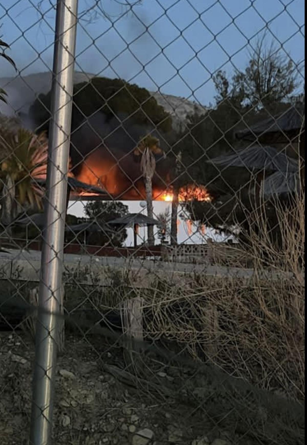 Incendio en las instalaciones deportivas de San Crispín en Elda.
