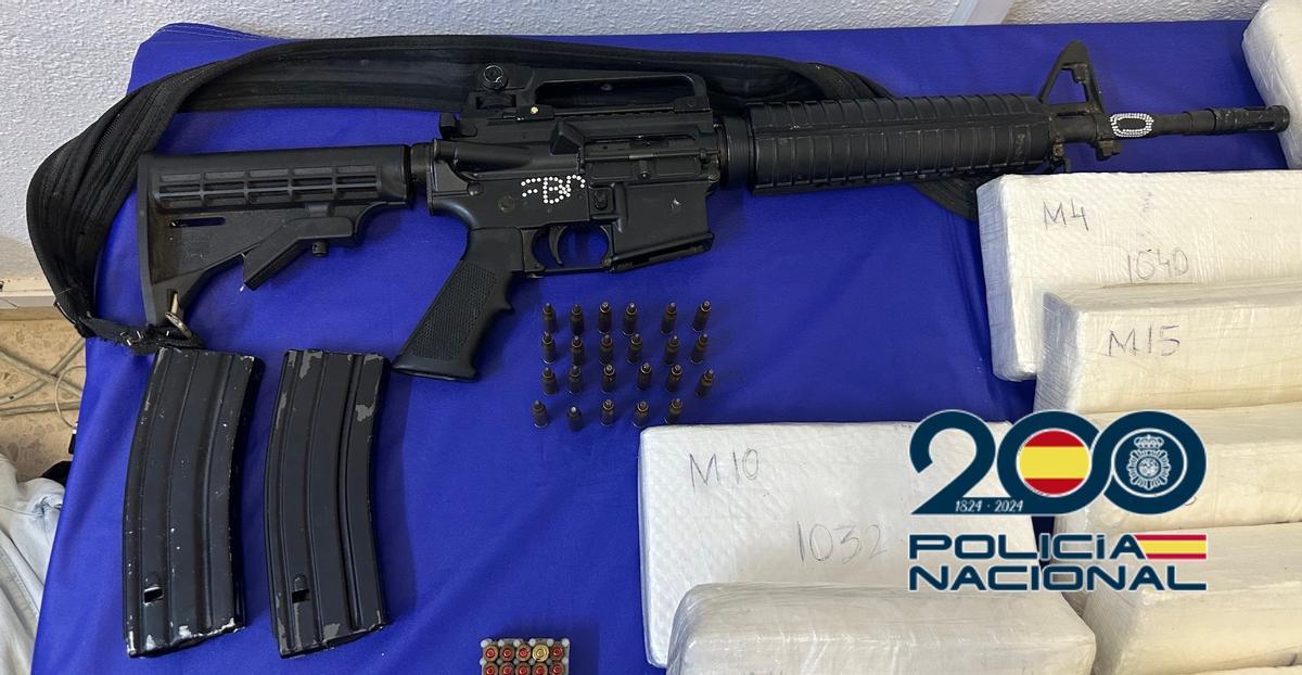 Imagen del fusil de asalto intervenido.