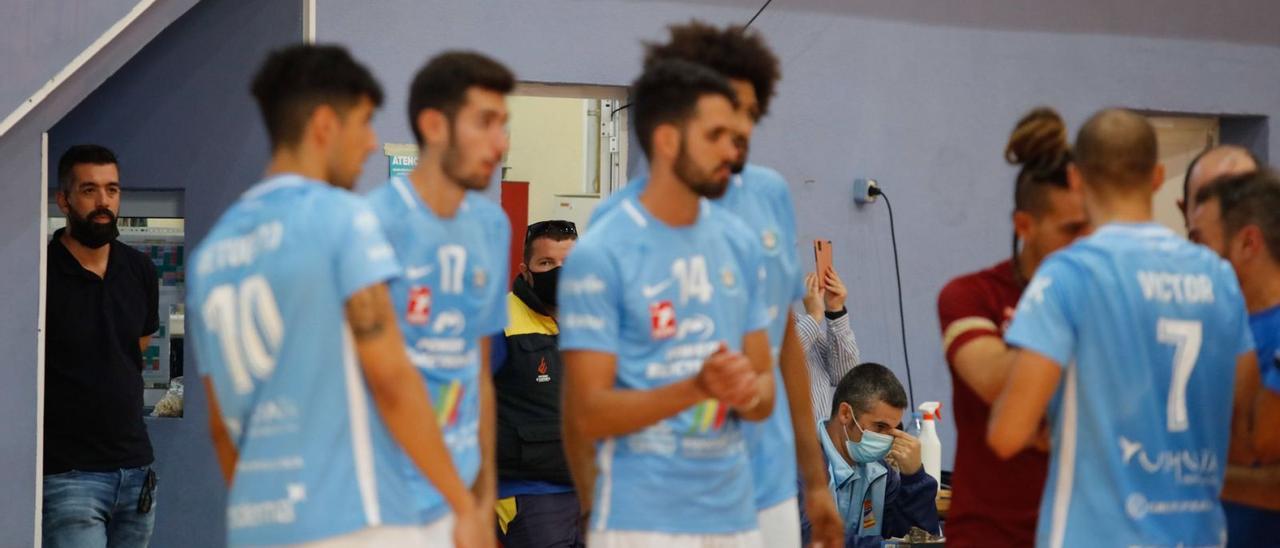 Mariano Esteban, presidente de la UD Ibiza-Ushuaïa Volley, a la izquierda, observa al equipo en un partido de esta temporada.