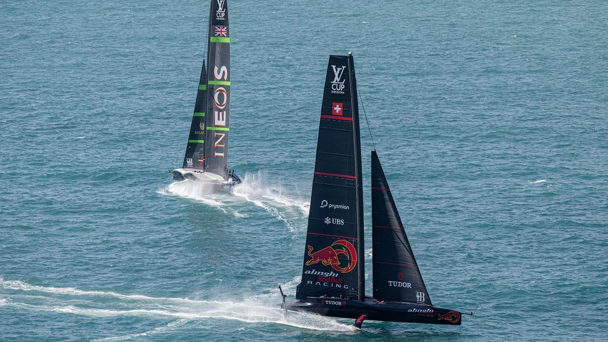 Británicos y suizos protagonizan la segunda regata del sábado de la Louis Vuitton Cup, en la que Alinghi Red Bull está en una posición delicada.