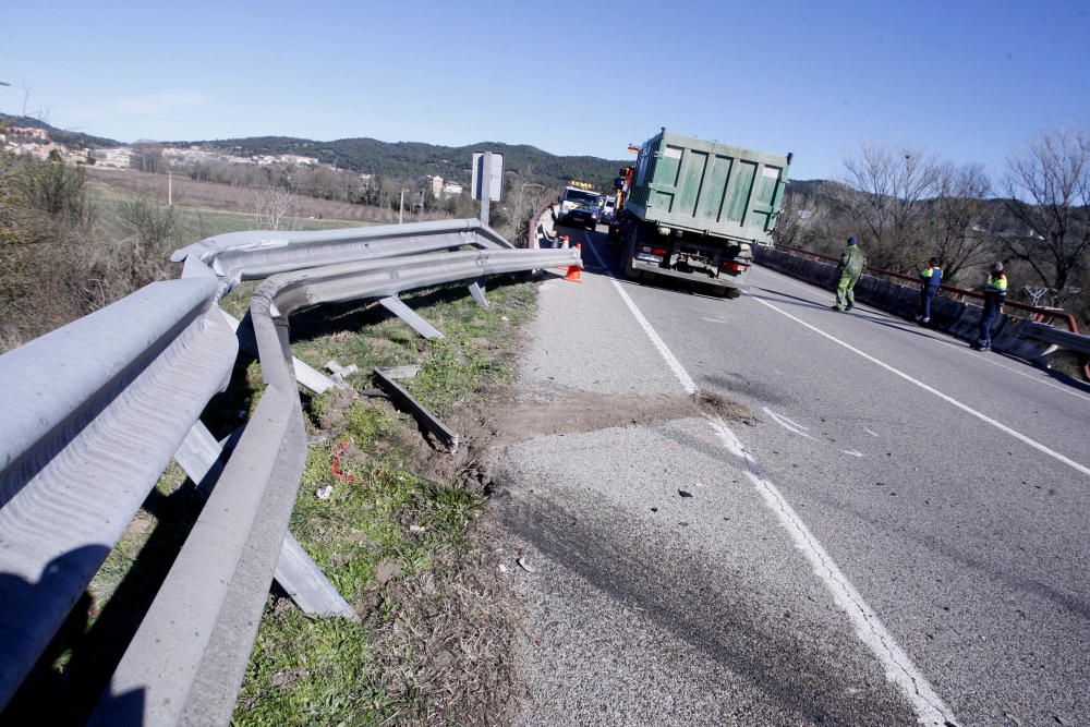 Accident de trànsit a la N-II al seu pas per Quart