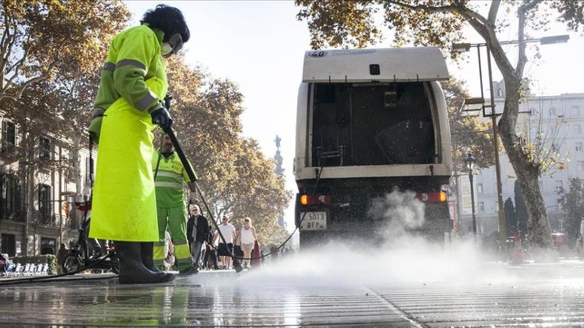 Equipos de limpieza extraen restos de chicle adheridos al pavimento de la Rambla.