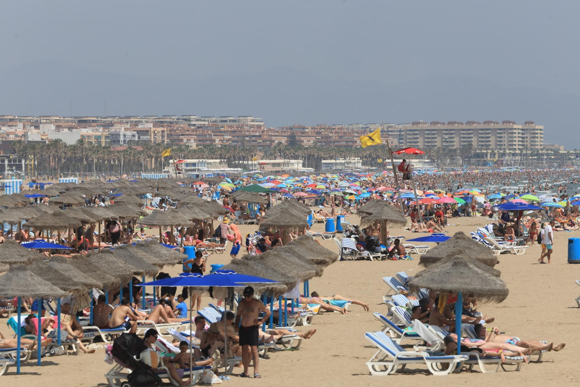 Lleno en la playa de València en un domingo con más de 30 grados
