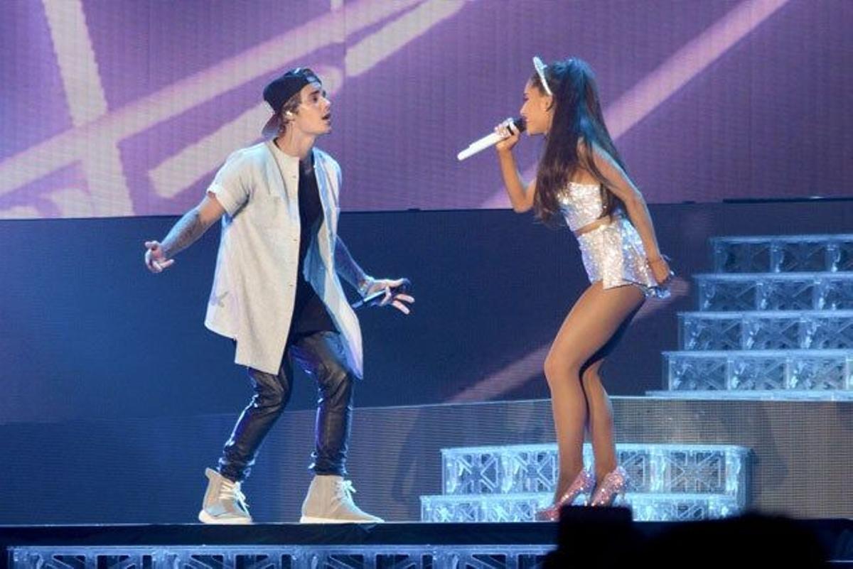 Justin Bieber y Ariana Grande, juntos sobre el escenario de Inglewood