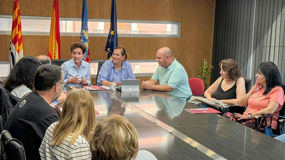 La alcaldesa, Carmina Ballester; y la concejala de Educación, María Ojeda, durante una reunión con padres del aula UECO.