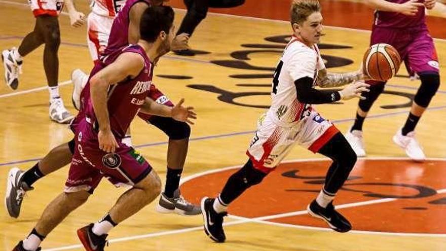 El americano Kenny Hatch conduce un contragolpe del Gijón Basket ante el Agustinos.