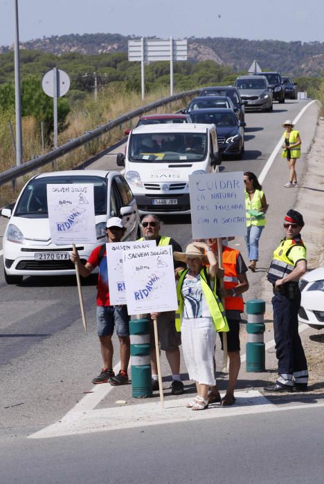 Mobilització contra la granja de pollastres a Solius