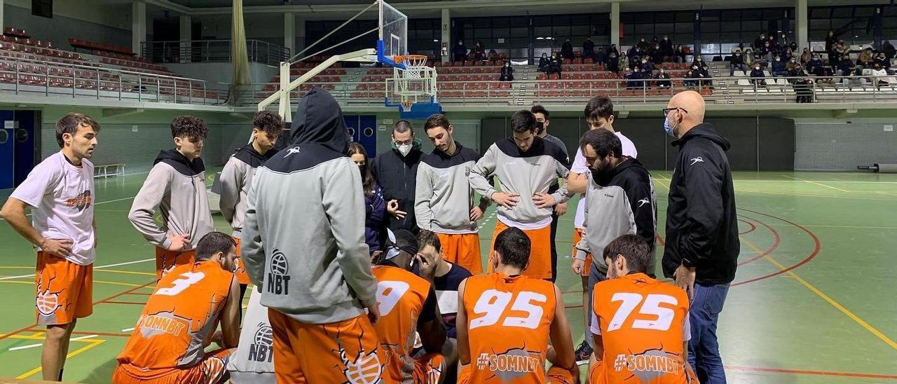 Jugadores del Nou Bàsquet Torrent, en un partido del pasado fin de semana